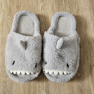 Mens size 8 fuzzy shark slippers grey house slippers. Pre-loved. Used indoor